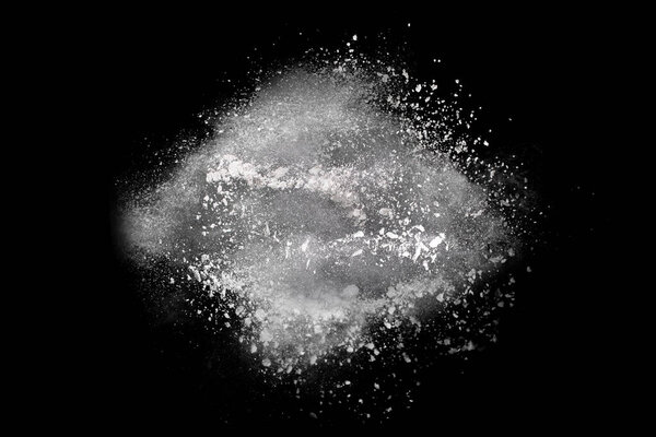 Взрыв белого пороха на черном фоне. Цветное облако. Разноцветная пыль взрывается. Холи, Пейнт.