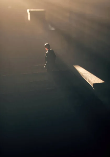 Человек Костюме Идет Лестнице Древним Развалинам Тумана Рендеринг — стоковое фото
