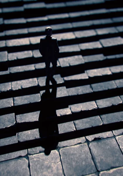 スーツ姿の男が古代遺跡の階段を歩く 角度の高いビュー 3Dレンダリング — ストック写真