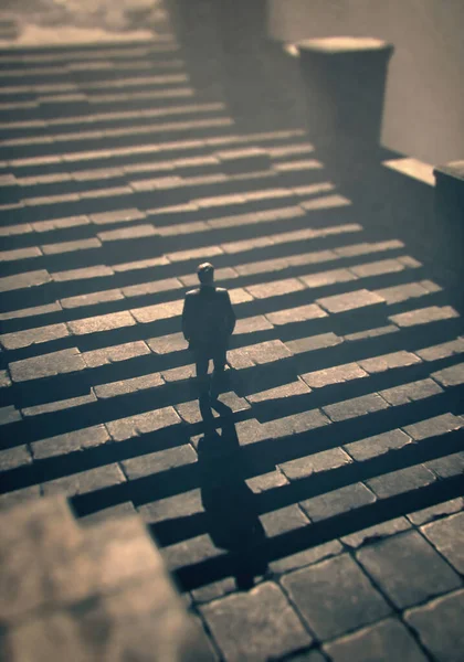 Людина Костюмі Ходить Сходах Стародавніх Туманних Руїнах Високий Кут Огляду — стокове фото