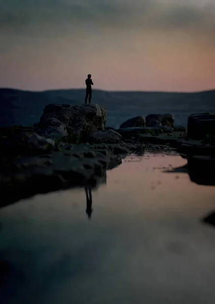Der Mensch Steht Bei Sonnenuntergang Auf Einem Felsen Fluss Renderer — Stockfoto