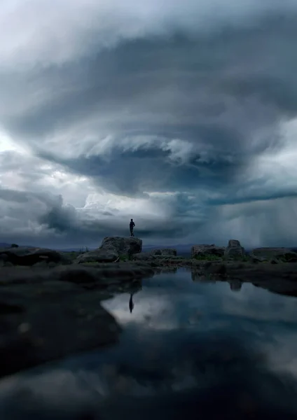 Homem Está Uma Rocha Perto Lago Sob Céu Escuro Nublado — Fotografia de Stock