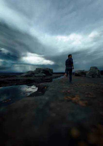 Der Mensch Läuft Einem Felsigen Fluss Unter Einem Dunklen Wolkenverhangenen — Stockfoto