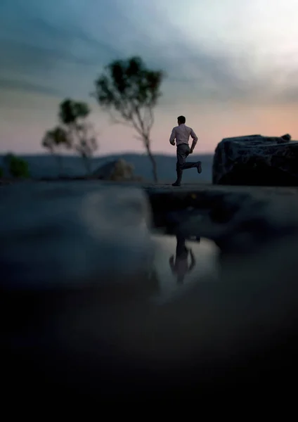 Der Mensch Läuft Bei Sonnenuntergang Einem Felsigen Fluss Entlang Renderer — Stockfoto