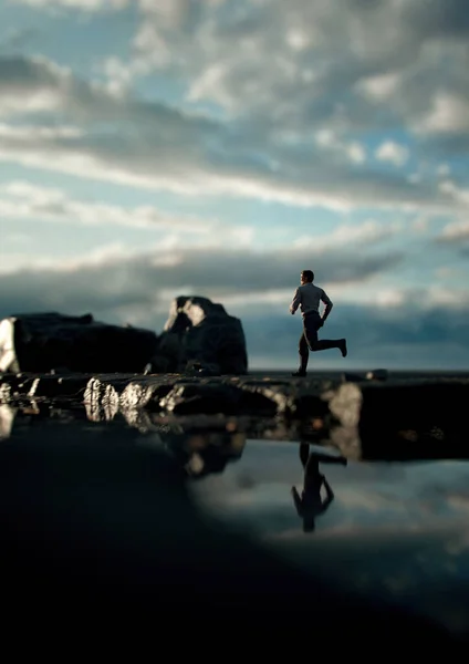 Homem Corre Longo Rio Rochoso Sob Céu Nublado Renderização — Fotografia de Stock