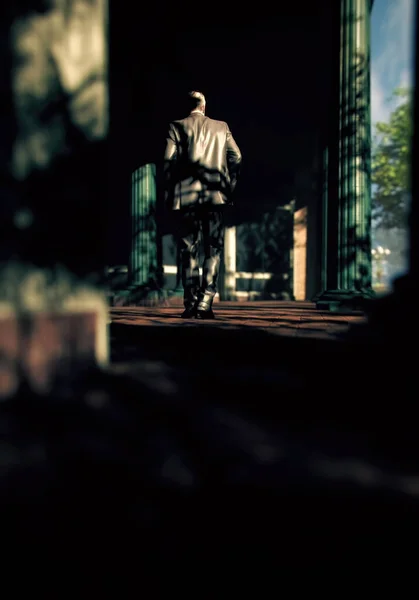 Samotny Człowiek Przechodzi Pod Klasycznym Przejściem Starego Budynku Centrum Widok — Zdjęcie stockowe