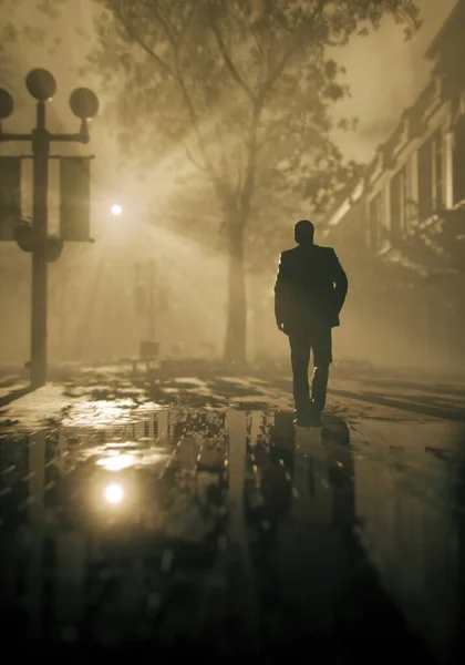 Самотній Чоловік Костюмі Ходить Мокрій Вулиці Туманному Місті Вид Спереду — стокове фото