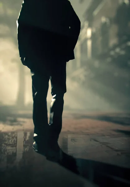 Одинокий Человек Костюме Ходит Мокрой Улице Туманном Городе Вид Сзади — стоковое фото