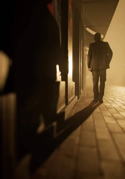 Mężczyzna Garniturze Spaceruje Chodniku Budynkach Zamglonym Mieście Widok Tyłu Renderowanie — Zdjęcie stockowe