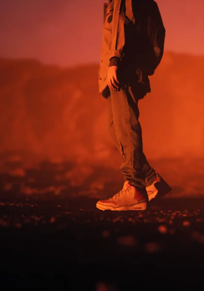 日落时 穿着牛仔裤和运动鞋 背着背包 站在布满薄雾的岩石景观中的男孩 侧视图 3D渲染 — 图库照片