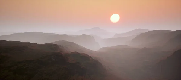 Rotsachtige Heuvels Mist Bij Zonsopgang Weergave — Stockfoto