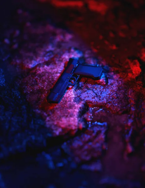 Pistolet Kamienistej Ziemi Niebiesko Czerwonym Świetle Renderowanie — Zdjęcie stockowe
