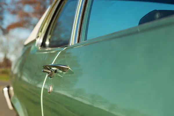 Детальный Снимок Пассажирской Двери Окна Винтажного Американского Мускулистого Автомобиля — стоковое фото