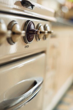 Eski bir gaz sobasının kontrol düğmeleri.