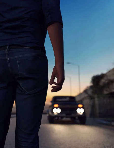 Άνθρωπος Στέκεται Στο Δρόμο Ένα Αυτοκίνητο Φωτισμένους Προβολείς Κατά Διάρκεια — Φωτογραφία Αρχείου