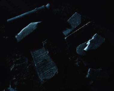 Geceleyin mahvolmuş eski bir mezar. Üst görünüm.