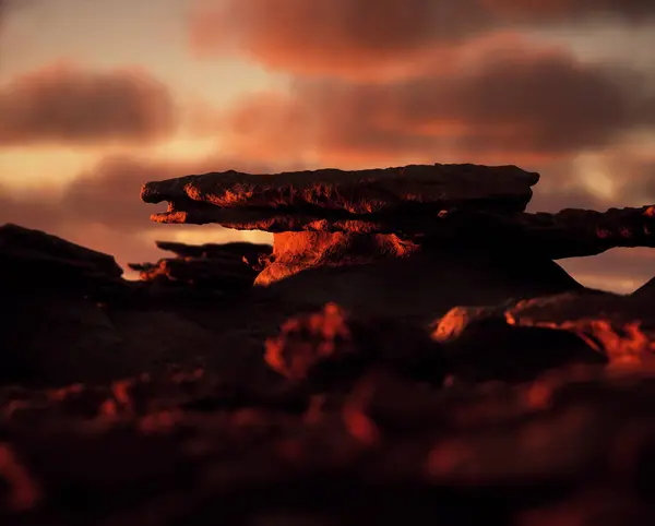 雲で太陽の下の砂岩の形成 — ストック写真