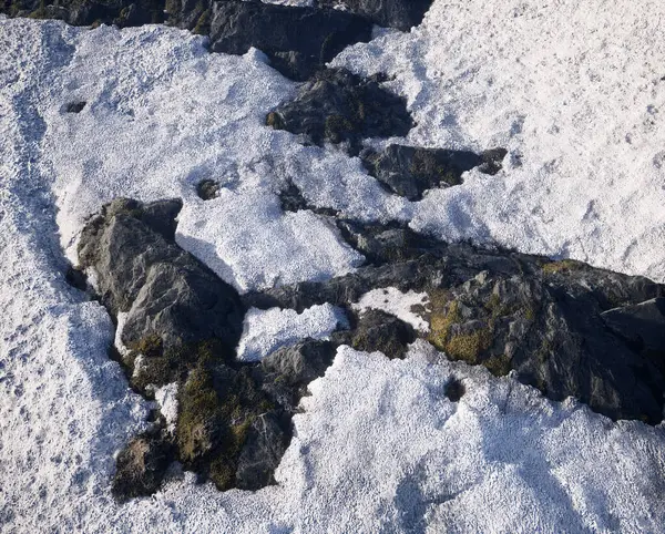 Vzduch Drsného Terénu Skalami Horami Pokrytými Sněhem — Stock fotografie