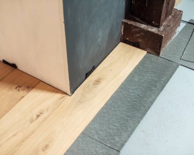 İzolasyon zemini olan yeni döşenmiş parke döşeme.