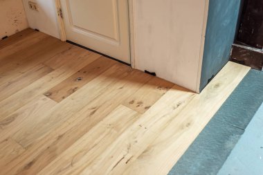 İzolasyon zemini olan yeni döşenmiş parke döşeme.