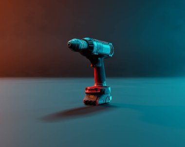 Kırmızı ve mavi el matkabı mavi arka plana karşı kırmızı ve mavi renkli. Stüdyo çekimi.