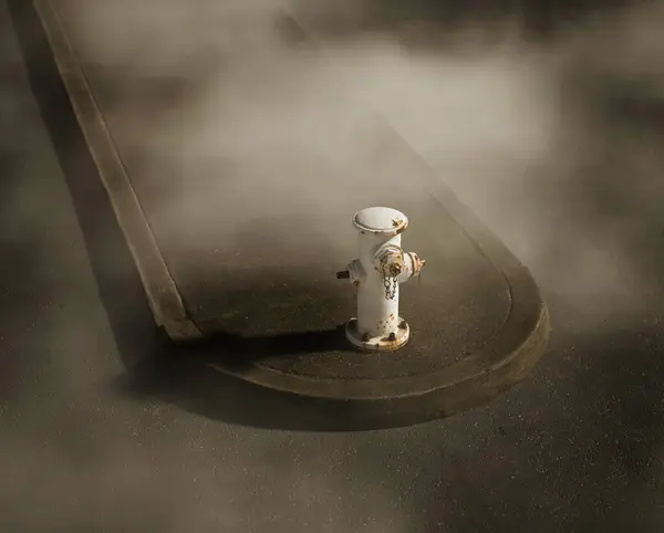 Weißer Eiserner Rostiger Feuerhydrant Auf Einem Bürgersteig Einer Nebligen Straße — Stockfoto