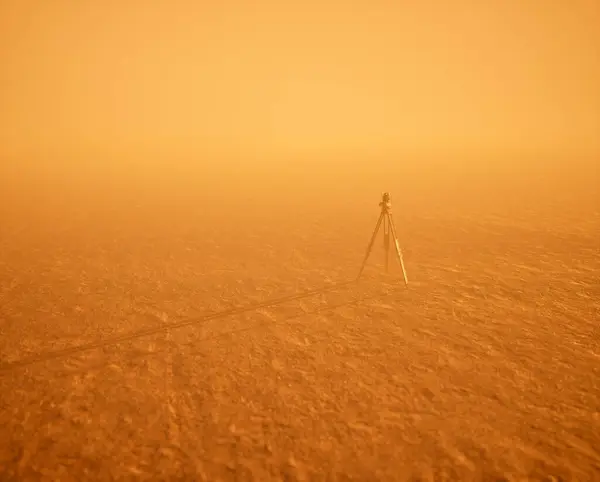 Землемер Штативе Стоящий Широкой Открытой Равнине Тумане Время Заката — стоковое фото