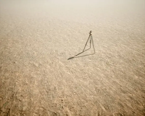 Landvermessungsingenieur Auf Stativ Der Auf Einer Weiten Flachen Landschaft Nebel — Stockfoto