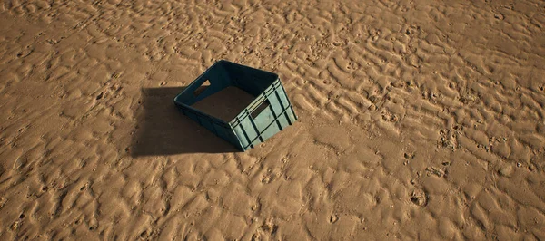 Caja Plástico Azul Que Yace Arena Ondulada Playa — Foto de Stock