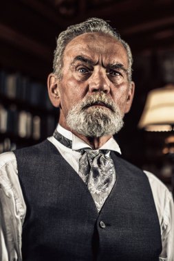 gri saç ve sakal Vintage karakteristik komuta sizde. Stüdyo çekim koyu arka planı.