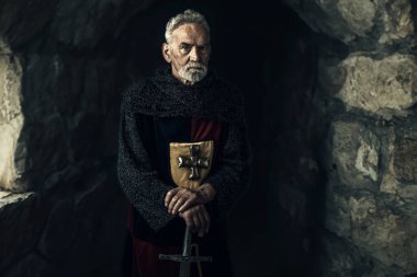 Ortaçağ kalesinde kılıçlı bir şövalye.