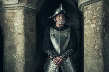 Zırhlı şövalye kalenin kapısında duruyor..