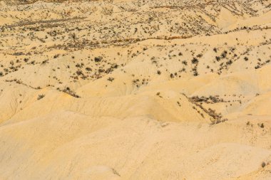 Güneşli bir günde çorak ve ıssız bir arazi..