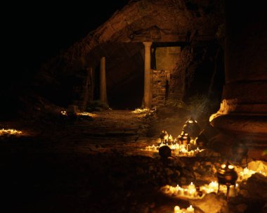 Roma mağarası eski bir harabe, bitki örtüsü ve yanan fenerler dumanla. 3 Boyutlu Hazırlama.