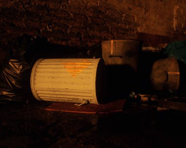 Sokakta bir duvarın yanında her türlü çöp var. Kirlenmiş bir şehir ortamı. 3 Boyutlu Hazırlama.