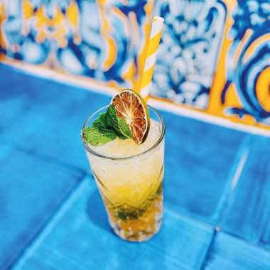 Nane aromalı zencefilli limon kokteyli ve mavi fayanslı limon dilimi..