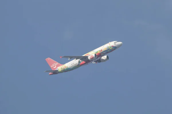 チェンマイ 2017 エアアジアの アブド エアバス A320 200 プーケット チェンマイ空港から離陸します — ストック写真