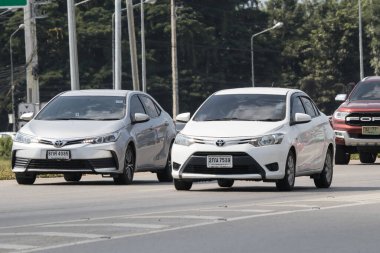 Chiang Mai, Tayland-28 Kasım 2017: özel Sedan araba Toyota Vios. Yol no.1001 Chiangmai iş alanı 8 km.