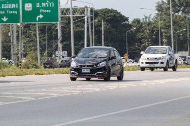 Chiang Mai, Tayland-28 Kasım 2017: özel Eko Kiralık Mitsubishi Mirage. Yol no.1001 Chiangmai iş alanı 8 km.