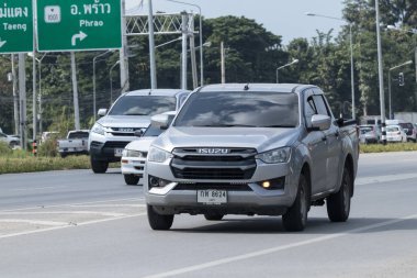 Chiangmai, Tayland - 25 Kasım 2019: Er Isuzu Dmax kamyonet. 1001 no 'lu yolda. Chiangmai şehrinden 18 km uzakta..