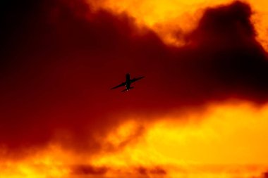 Uçak yolcu günbatımı zamanı arka plan ateş çıkar