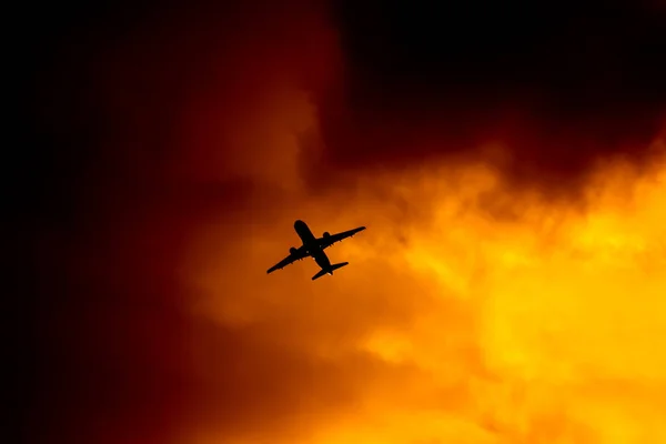 Επιβατηγό Αεροσκάφος Απογειωθεί Πυροβολισμό Στο Φόντο Ηλιοβασίλεμα — Φωτογραφία Αρχείου