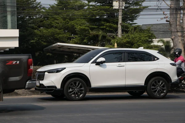 Chiangmai, Tayland - 28 Şubat 2023: Özel araba yeni Honda HRV SUV. 1001 no 'lu yolda. Chiangmai şehrinden 18 km uzakta..