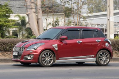 Chiangmai, Tayland - 28 Şubat 2023: Özel Eco şehri arabası Suzuki Swift. Fotoğraf 121 numaralı yolda, Chiangmai, Tayland 'a 8 km uzaklıkta..