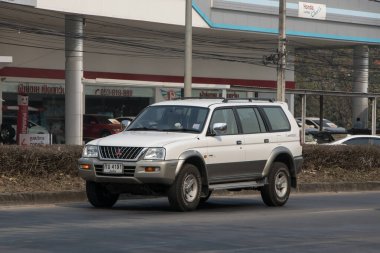 Chiangmai, Tayland - 28 Şubat 2023: özel araba, Mitsubishi G Wagon. Fotoğraf 121 no 'lu yolda, Chiangmai, Tayland şehir merkezinden yaklaşık 8 km uzaklıkta..