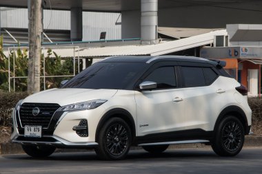 Chiangmai, Tayland - 28 Şubat 2023: özel araba, Nissan Kicks. Fotoğraf 121 no 'lu yolda, Chiangmai, Tayland şehir merkezinden yaklaşık 8 km uzaklıkta..