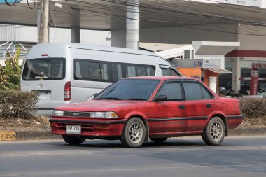 Chiangmai, Tayland - 28 Şubat 2023: Özel eski araba, Toyota Corolla. Fotoğraf 121 no 'lu yolda, Chiangmai, Tayland şehir merkezinden yaklaşık 8 km uzaklıkta..