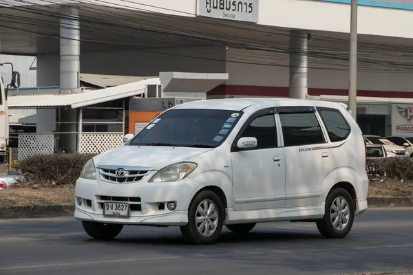 泰国清迈 2023年2月28日 丰田Avanza私家车 用于用户的迷你Suv车 照片来源 Chiangmai Thailand市中心约8公里处的121号公路 — 图库照片