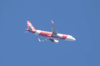 Chiangmai, Tayland - 5 Ocak 2023: 9M-AGC Airbus A320-200 Airasia. Chiangmai havaalanından Kuala lumpur, Malezya 'ya.