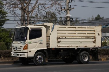 Chiangmai, Tayland - 28 Şubat 2023: Er Hino Çöp Kamyonu. 1001 no 'lu yolda. Chiangmai İş Alanından 18 km uzakta..